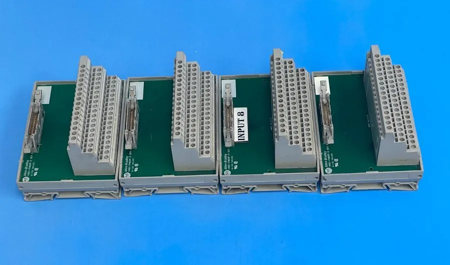 Клеммник Allen-Bradley 1492-IFM20F-3 Bulletin 1492 IFM 20-Point 132V 3-Wire Sens