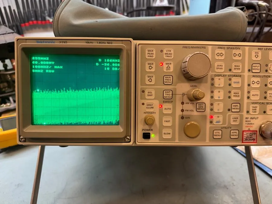Анализатор спектра Tektronix 2710 Spectrum Analyzer 9kHz to 1.8GHz