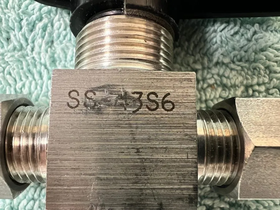 Фитинг Swagelok SS-43S6 Stainless Steel 3/8" Tube Fitting Manual Ball Valve