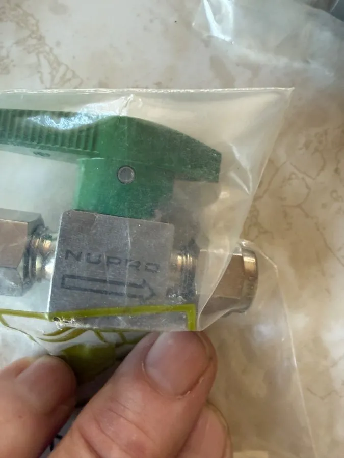 Клапан SWAGELOK SS-4P4T QUARTER TURN PLUG VALVE 1/4" TUBE OD 316SS — фото лота 1