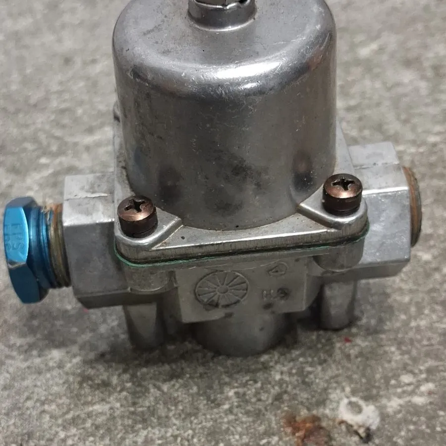 Трубопроводная арматура Holley Big Port Carbureted Fuel Pressure Regulator Model — фото лота 2