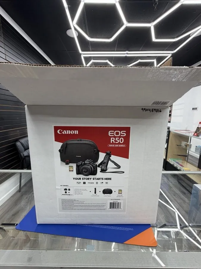 Объектив Canon EOS R50 Digital Camera with RF-S18-45mm Lens & Tripod Grip Bundle
