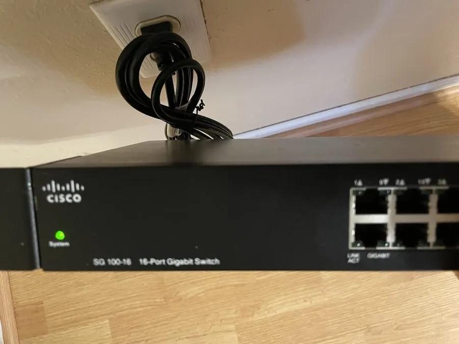 Коммутатор Cisco SG100-16 16 Port Unmanaged Gigabit Ethernet Switch Business Rac