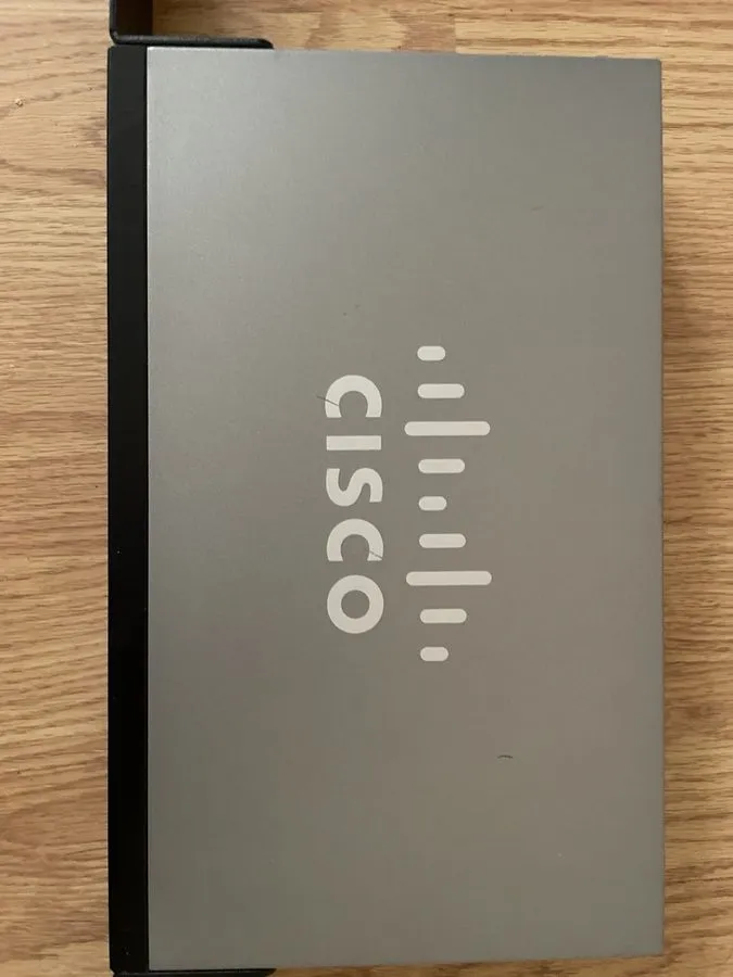 Коммутатор Cisco SG100-16 16 Port Unmanaged Gigabit Ethernet Switch Business Rac — фото лота 2