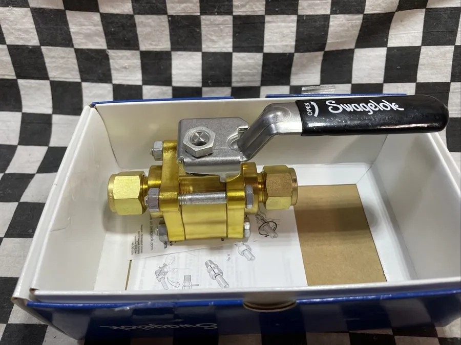 Клапан Swagelok B-63TS8 Brass 3-Piece 60 Series Ball Valve FNSP