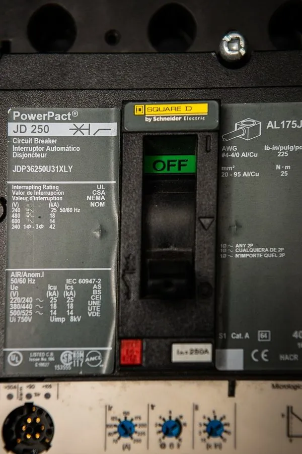 Автоматический выключатель SQUARE D JDP36250U31XLY Circuit Breaker 250A 480V — фото лота 1