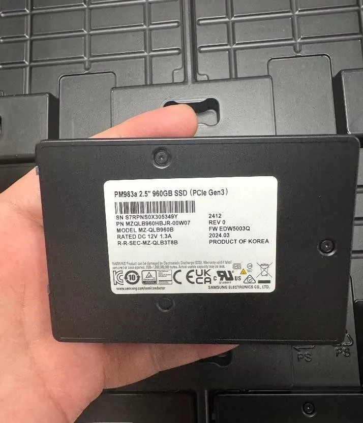 SSD-накопитель Samsung PM983a 960GB 2.5" U.2 SSD PCIe NVMe PCIe Gen3 MZQLB960HBJ
