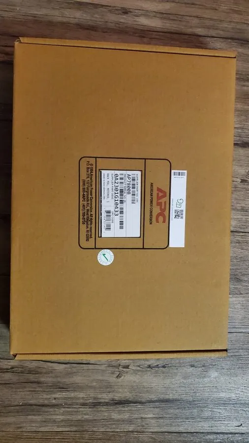Блок розеток PDU APC AP7800B Metered 1U 15A Rack PDU w/ 5-15 Outlets — фото лота 1