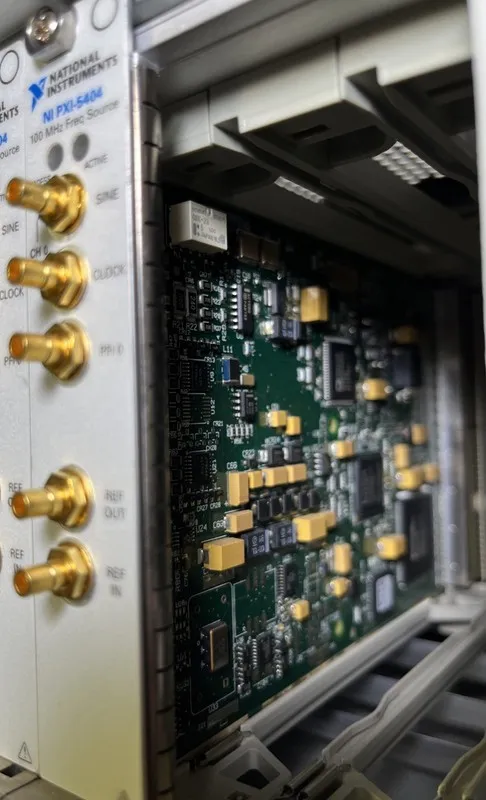 Тестер NATIONAL INSTRUMENTS NI PXI-5404 100 MHz Frequency Source — фото лота 2