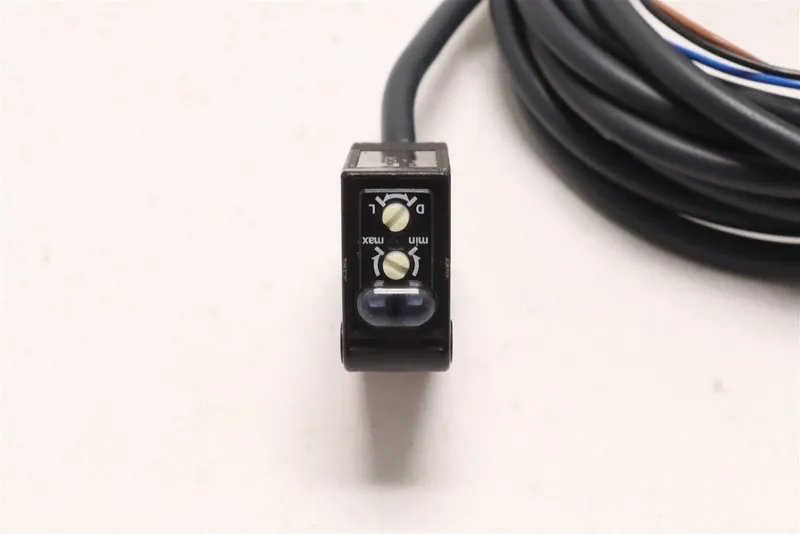 Фотоэлектрический датчик Omron E3Z-R61 Photoelectric Switch Sensor 12-24V DC