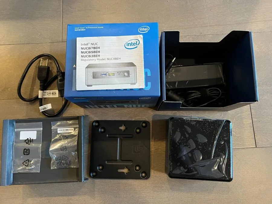 SSD-накопитель Intel NUC8i5BEH Mini PC i5-8259U 8GB RAM 256GB SSD Windows 11 Pro