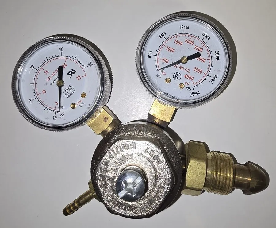 Трубопроводная арматура Smith H2057A-580 Argon Gas Regulator Dual Gauge CGA 580  — фото лота 1