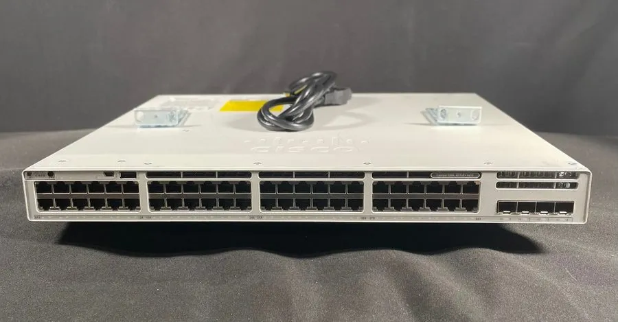 Коммутатор Cisco 9300L C9300L-48P-4G-E 48Port PoE+ L3 Managed Switch