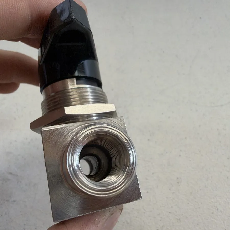 Клапан SWAGELOK SS-44F4 STAINLESS STEEL BALL VALVE 1/4"-NPT 2500PSI
