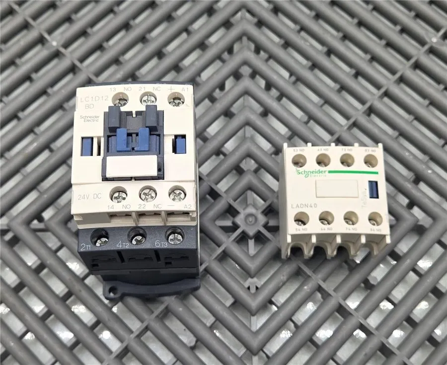 Контактор Schneider LC1D12BD TeSys Deca three-pole contactor, 12A, 24VDC, cULus