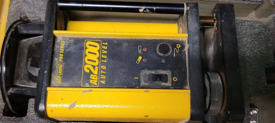 Нивелир LCI Lasers Auto Level Rotary Leveling Laser w/bag AB2000 — фото лота 2