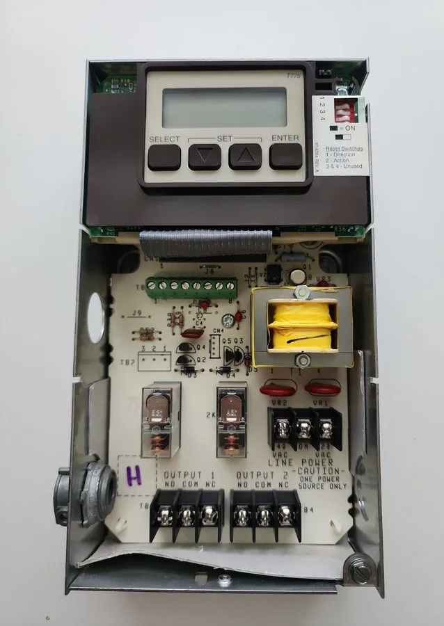 Датчик температуры HONEYWELL T775J Electronic Remote Temperature Controller [1WS — фото лота 1
