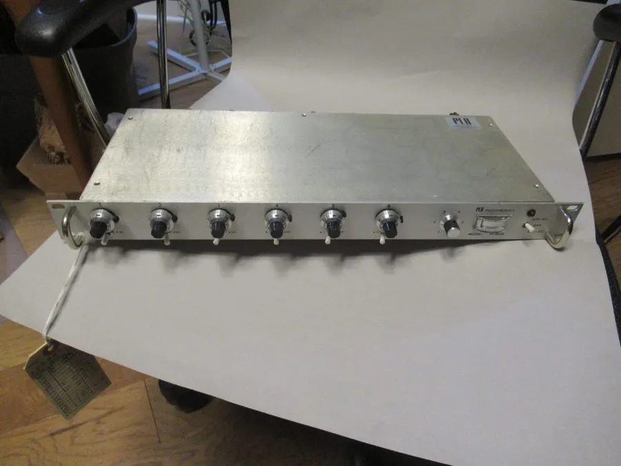 Преобразователь сигнала PCB Piezotronics 483B08 Signal Conditioner w/ Scratches