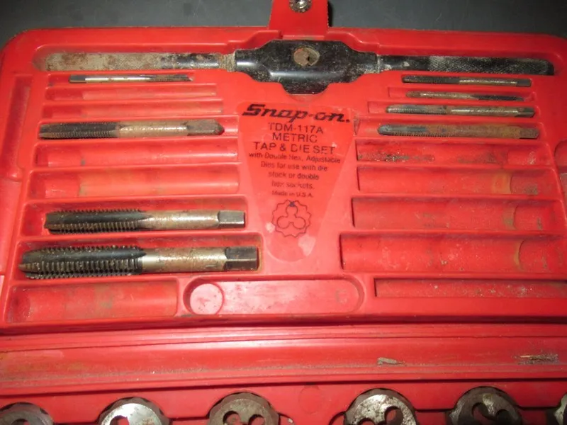 Режущий инструмент SNAP-ON METRIC TAP AND DIE SET #TDM117A (MISSING 1 TAP)