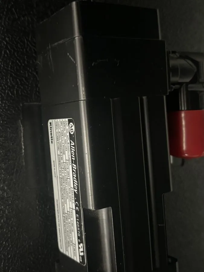 Серводвигатель Allen Bradley MPL-B1530U-VJ42AA AC Servo Motor 0.39kW 460V 7000RP — фото лота 1