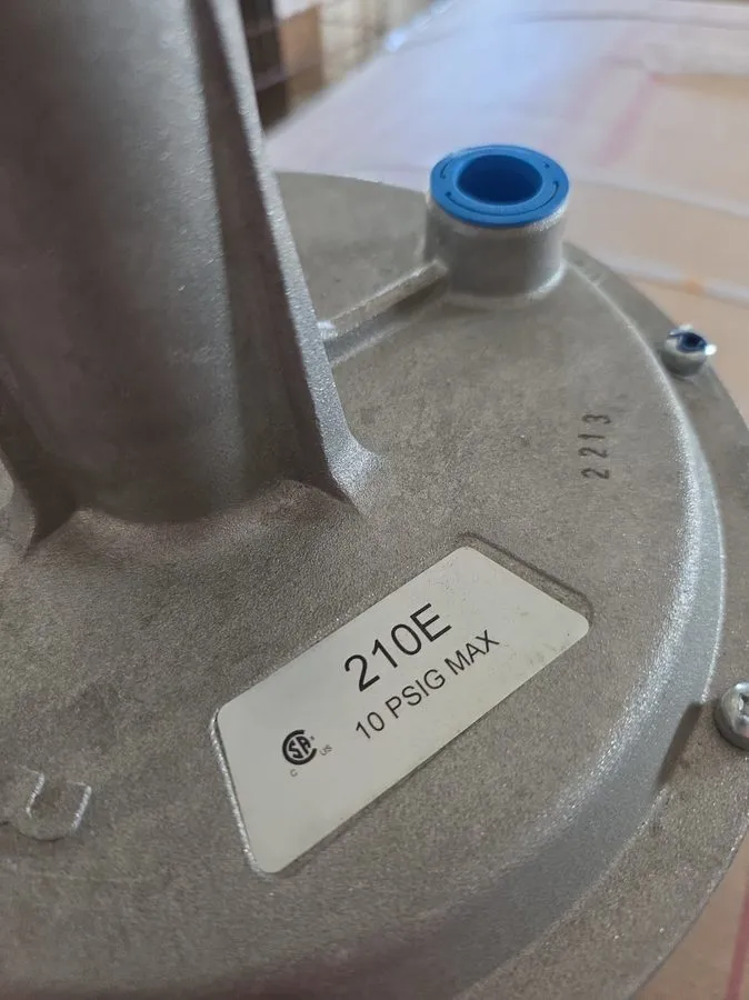 Трубопроводная арматура Maxitrol 210E-1616 Gas Pressure Regulator 2" NPT 10 PSI  — фото лота 1