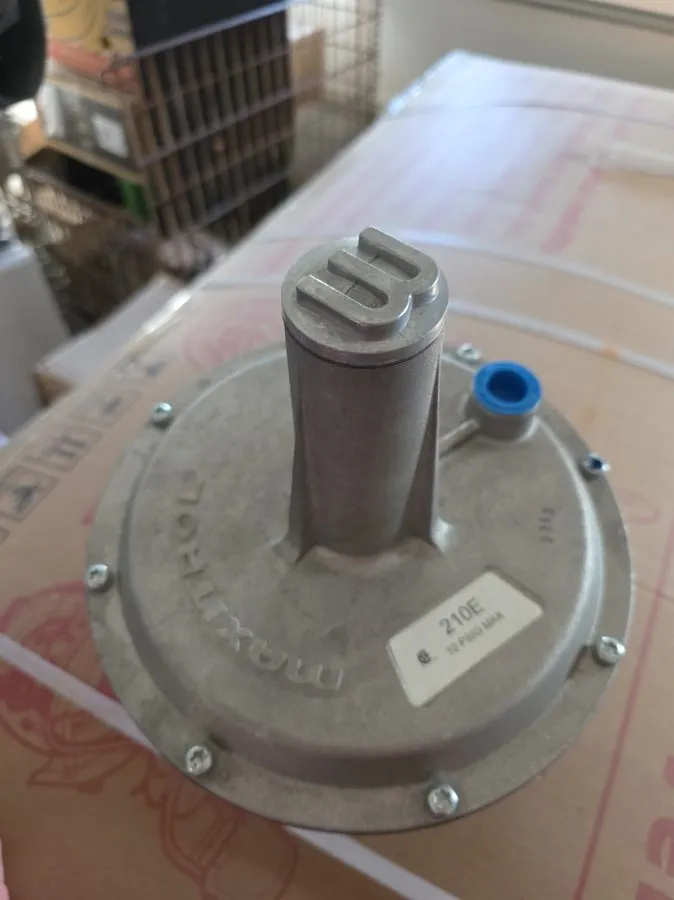 Трубопроводная арматура Maxitrol 210E-1616 Gas Pressure Regulator 2" NPT 10 PSI  — фото лота 2