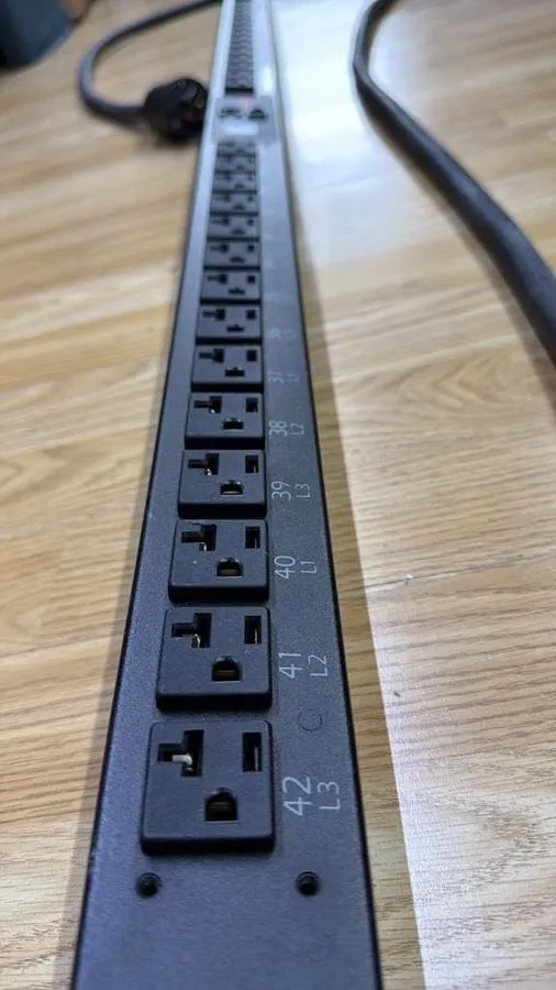Блок розеток PDU APC AP7892 Switched Rack PDU 2G 30A 208V 24-Outlet 0U 70" w/ 12