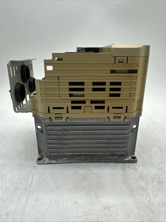 Частотный преобразователь Yaskawa V1000 VFD CIMR-VU4A0004FAA 480VAC 4.1A Inverte — фото лота 2