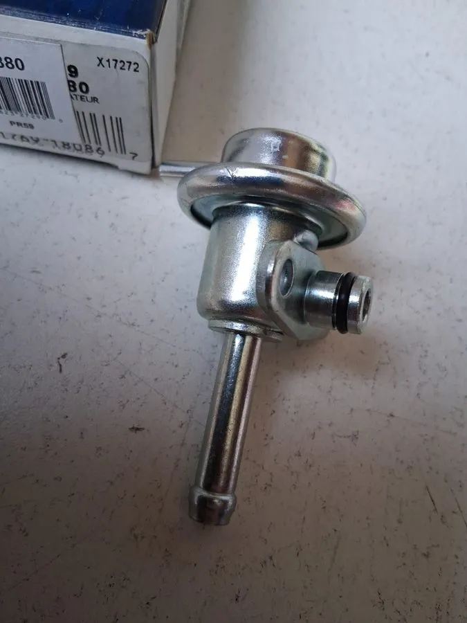Трубопроводная арматура Fuel Injection Pressure Regulator Delphi FP10406 — фото лота 1