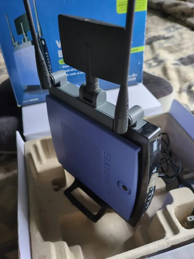 Маршрутизатор Linksys WRT300N 270 Mbps 4-Port Gigabit Wireless N Router