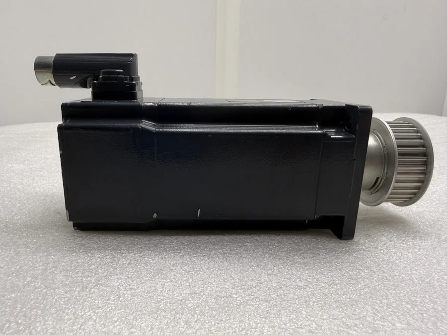 Серводвигатель BECKHOFF AM8132-0J10-0000 Servo Motor