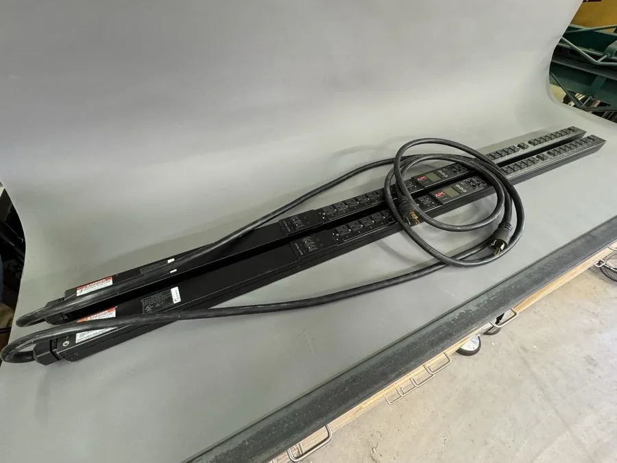 Блок розеток PDU APC AP8932 Switched Rack PDU 2G 0U 30A 100V 24 NEMA 5-20R outle — фото лота 1