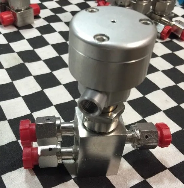 Клапан Swagelok SS-4BY-V68-1C Three way diaphragm valve