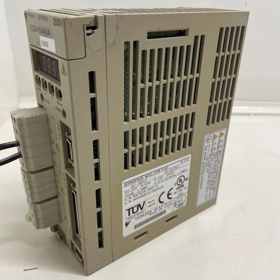 Сервопривод Yaskawa SGDM-04ADA ServoPack Servo Drive 1Ph 230V In 0.4kW 2.8A 300H