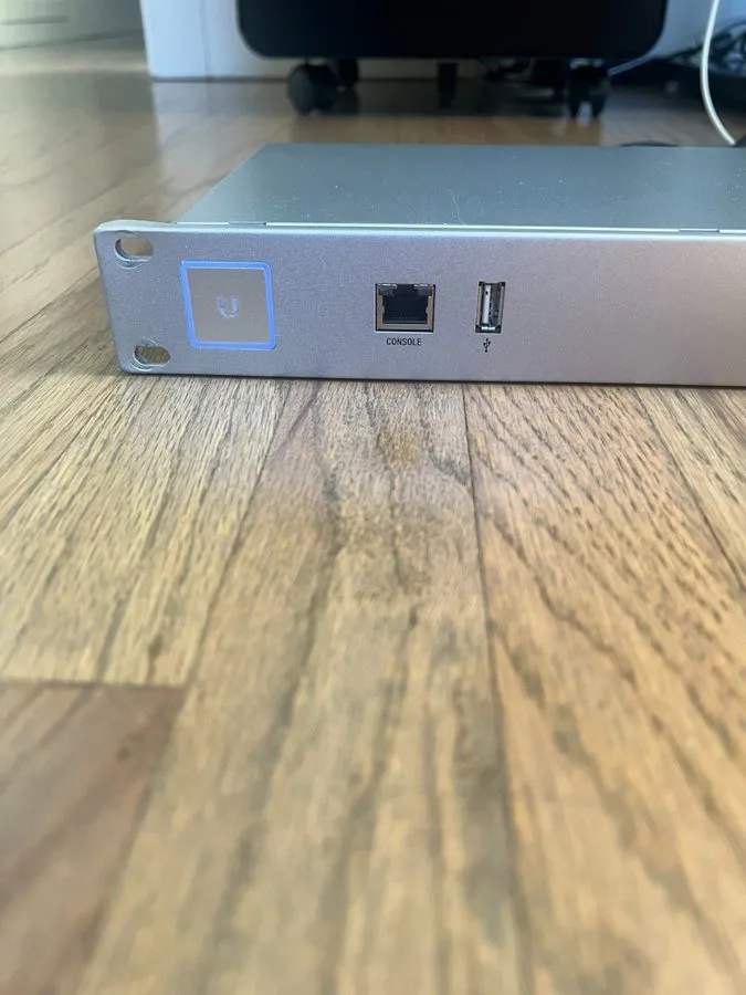 Коммутатор Ubiquiti Networks USG-PRO-4 UniFi Security Gateway Access Point PRO