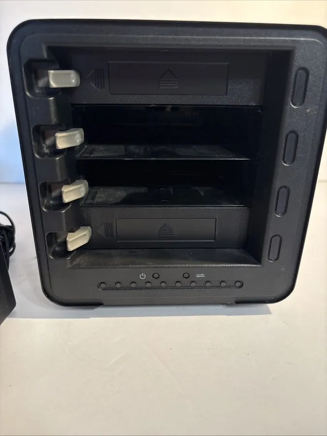 Жёсткий диск Data Robotics DROBO DRO4D-U 4-Bay Hard Drive Bay Storage No HDD's — фото лота 1