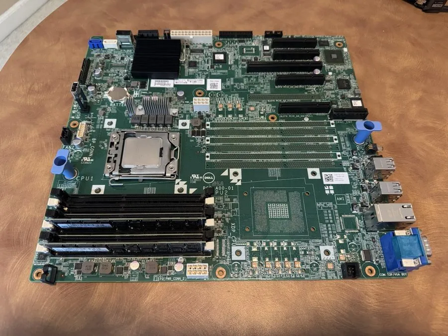 Сервер Dell PowerEdge T320 Xeon E5-1410 2.88GHZ, 8GB RAM, No Hard drives or sled — фото лота 1