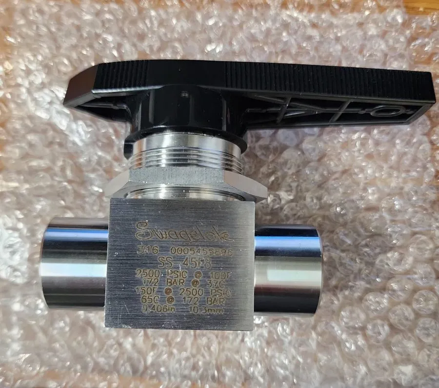 Клапан Whitey SS-45F8 Stainless Steel Ball Valve 1/2" NPT 2500 PSI — фото лота 1