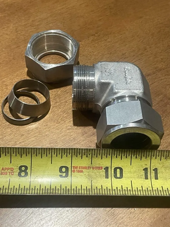 Фитинг Swagelok SS-1610-2-16 SS Tube Fitting Male Elbow 1” Tube OD x 1” MNPT