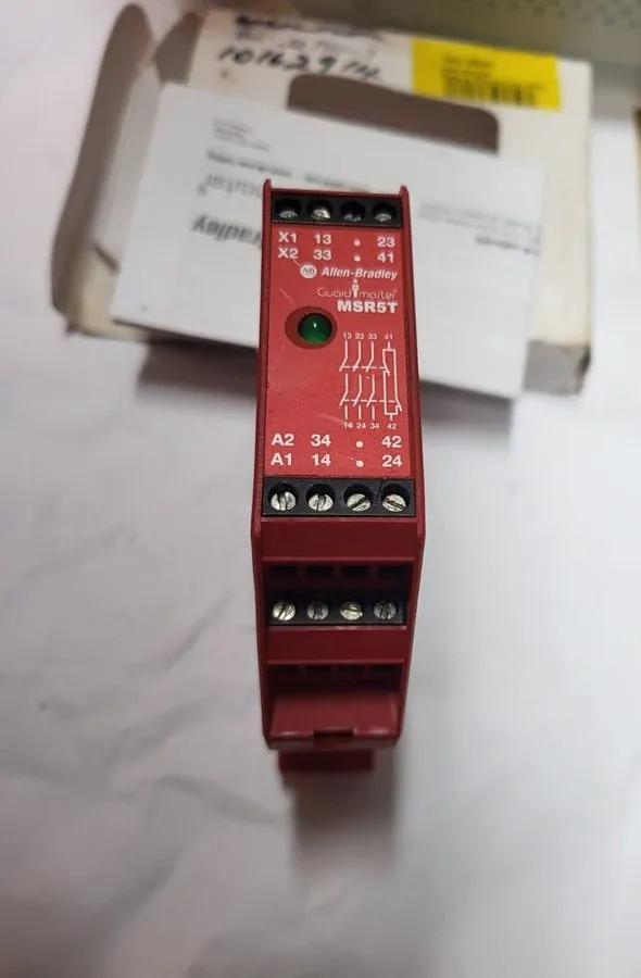 Реле безопасности MSR5T ALLEN BRADLEY 440R-B23020 GUARD MASTER MONITORING SAFETY