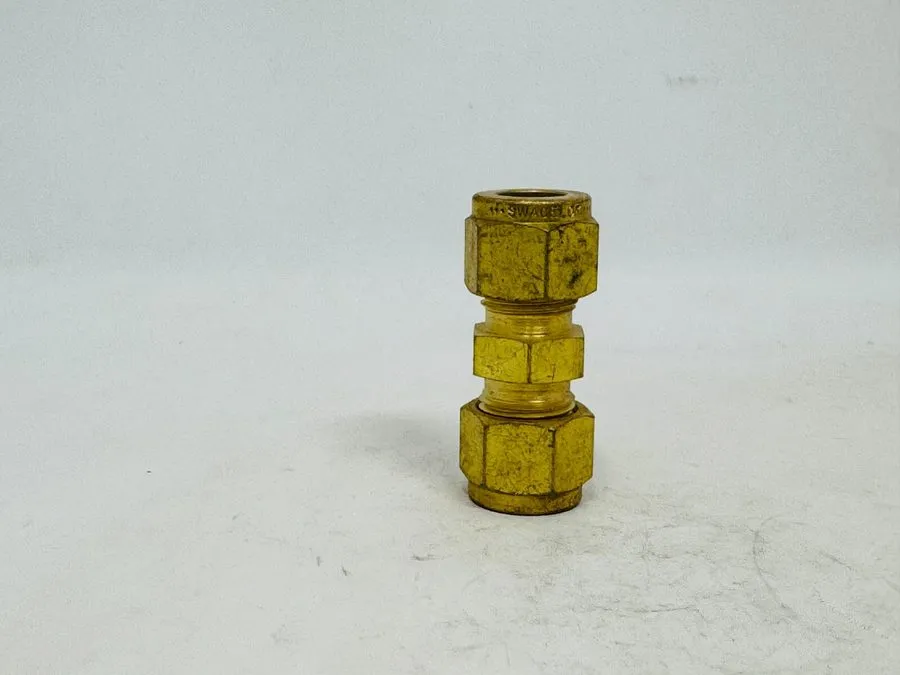 Фитинг SWAGELOK B-600-6 BRASS 3/8 INCHES REDUCING UNION FITTING — фото лота 1