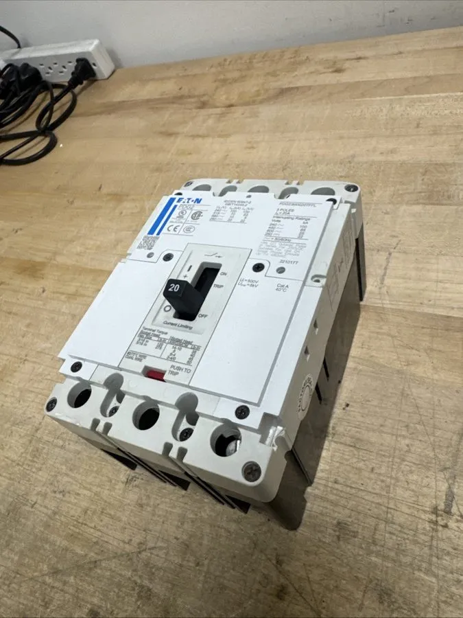 Автоматический выключатель Eaton PDG23M0020TFFL Bolt-On Circuit Breaker 20A 3P 4
