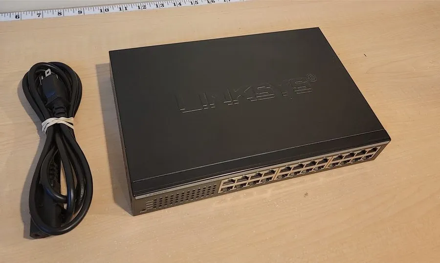 Коммутатор Cisco Linksys EF4124 24-Port 10/100 Ethernet Switch i682