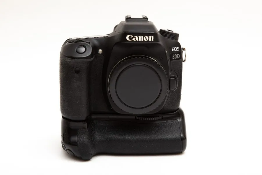 Фотокамера Canon EOS 80D 24.2MP Digital SLR Camera + Tamron 70-300mm Lens