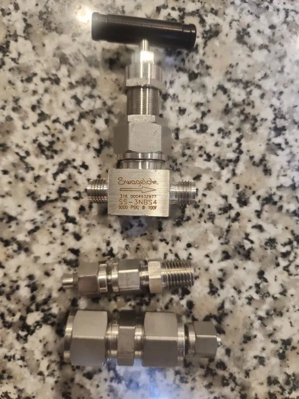 Клапан Swagelok SS-6NBS6-G Severe Service Union Bonnet Needle Valve — фото лота 1