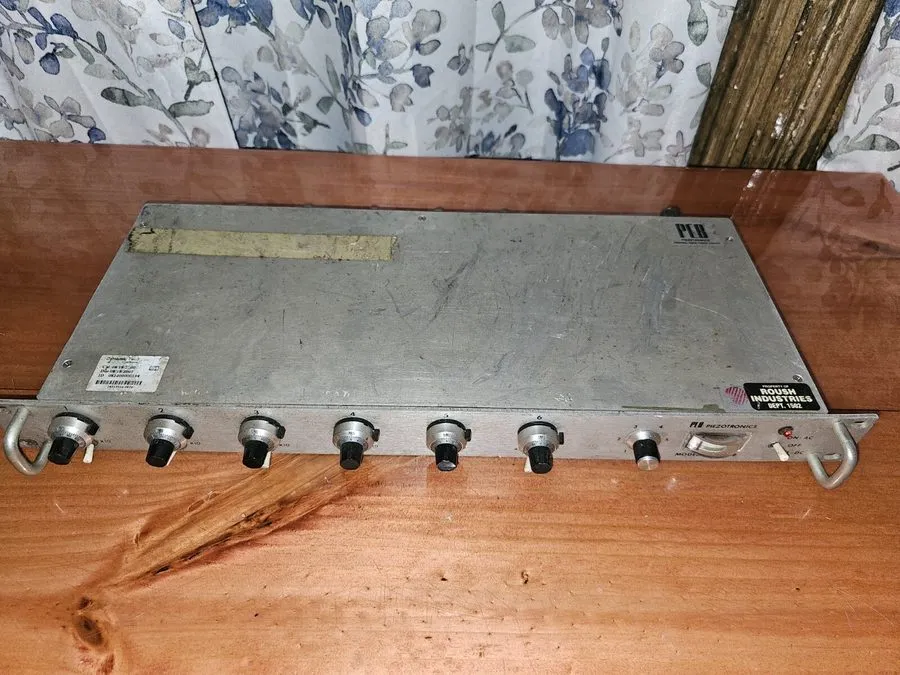 Преобразователь сигнала PCB Piezotronics 483B08 Signal Conditioner w/ Scratches