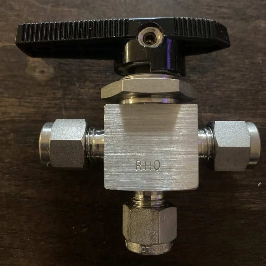 Клапан Swagelok SS-42GXS4 3 way ball valve 1/4 in tube fitting