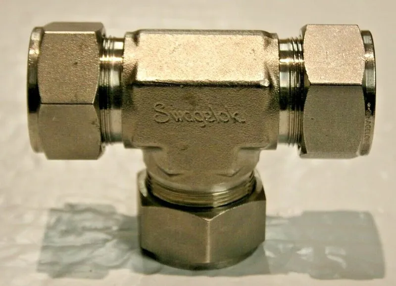 Фитинг Swagelok 316 Stainless Steel Tube Tee Fitting 1" w/Nuts SS-1610-3