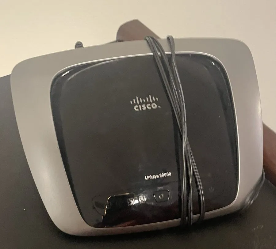 Маршрутизатор Linksys E2000 300 Mbps 4-Port Gigabit Wireless N Router (B003B20F5