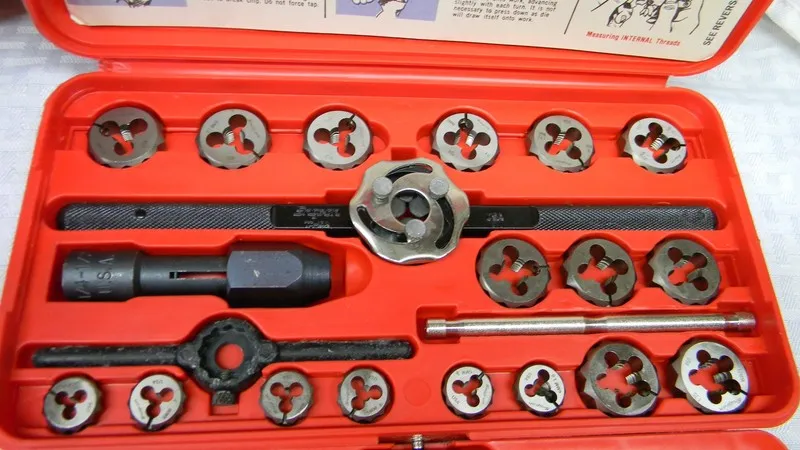 Режущий инструмент SNAP-ON METRIC TAP AND DIE SET #TDM117A (MISSING 1 TAP)